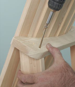 Støttebein og rygglene forbindes med skruer Støttebein og rygglene forbindes med skruer på Adirondack-stol